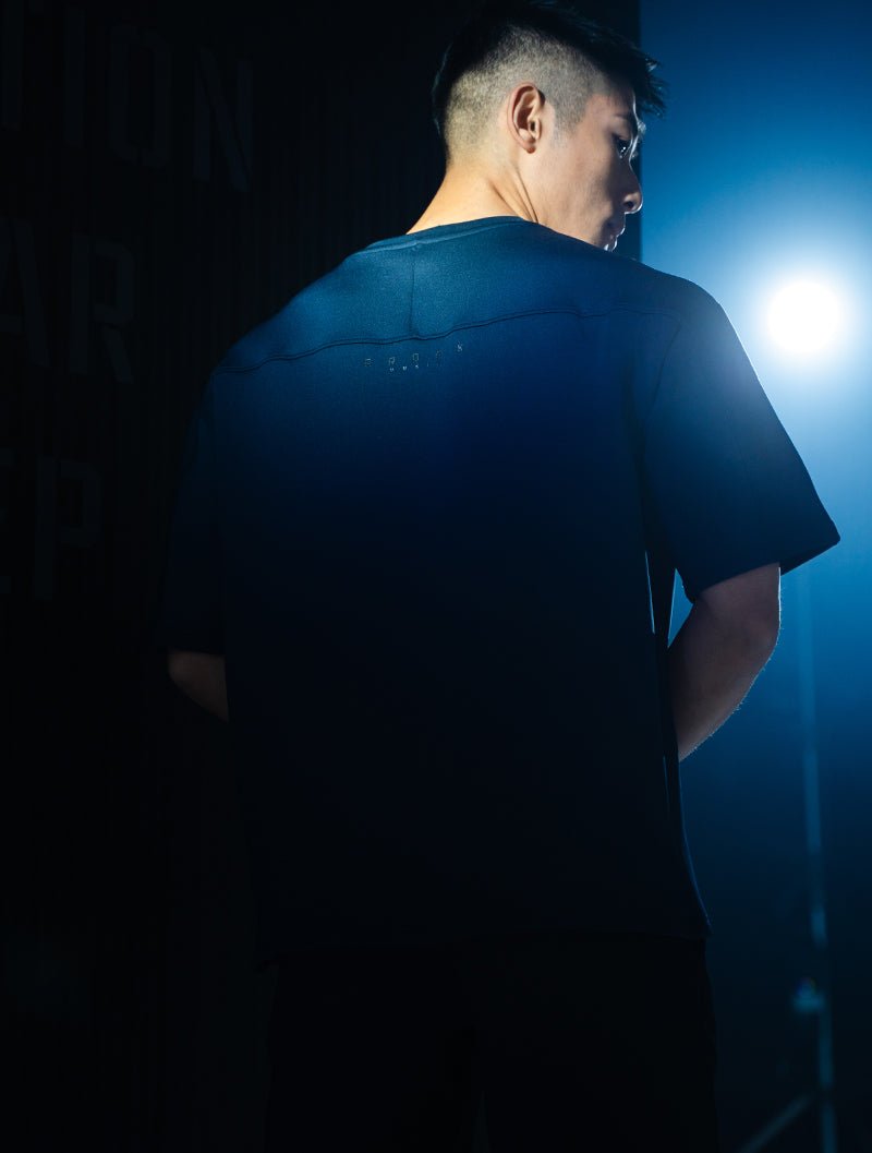 AirFlex™ AROAK OVERSIZED後袖剪接訓練上衣 (鐵灰) - AROAK 機能健身服飾 | 專為健人打造