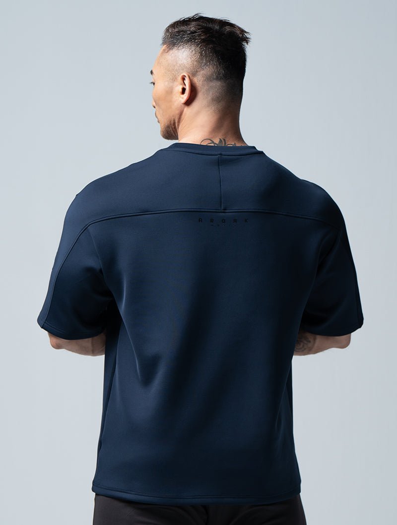 AirFlex™ AROAK OVERSIZED後袖剪接訓練上衣 (丈青) - AROAK 機能健身服飾 | 專為健人打造