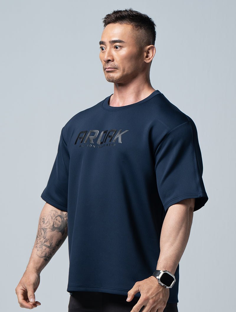 AirFlex™ AROAK OVERSIZED後袖剪接訓練上衣 (丈青) - AROAK 機能健身服飾 | 專為健人打造