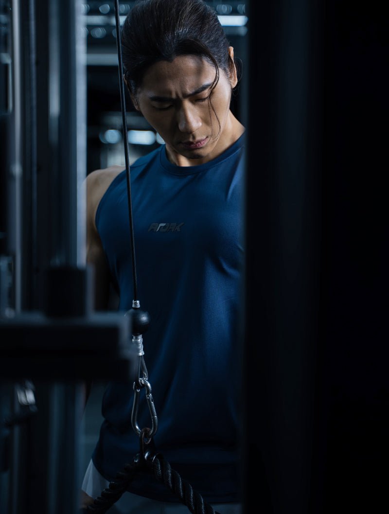 ArcTech™ Essential 剪接弧襬背心 (黑) - AROAK 機能健身服飾 | 專為健人打造