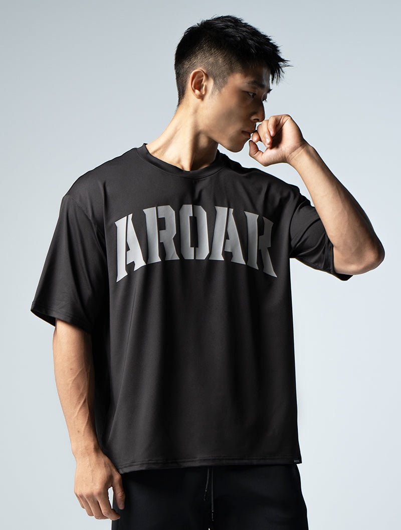ArcTech™ OVERSIZED文字印花機能上衣 (黑) - AROAK 機能健身服飾 | 專為健人打造