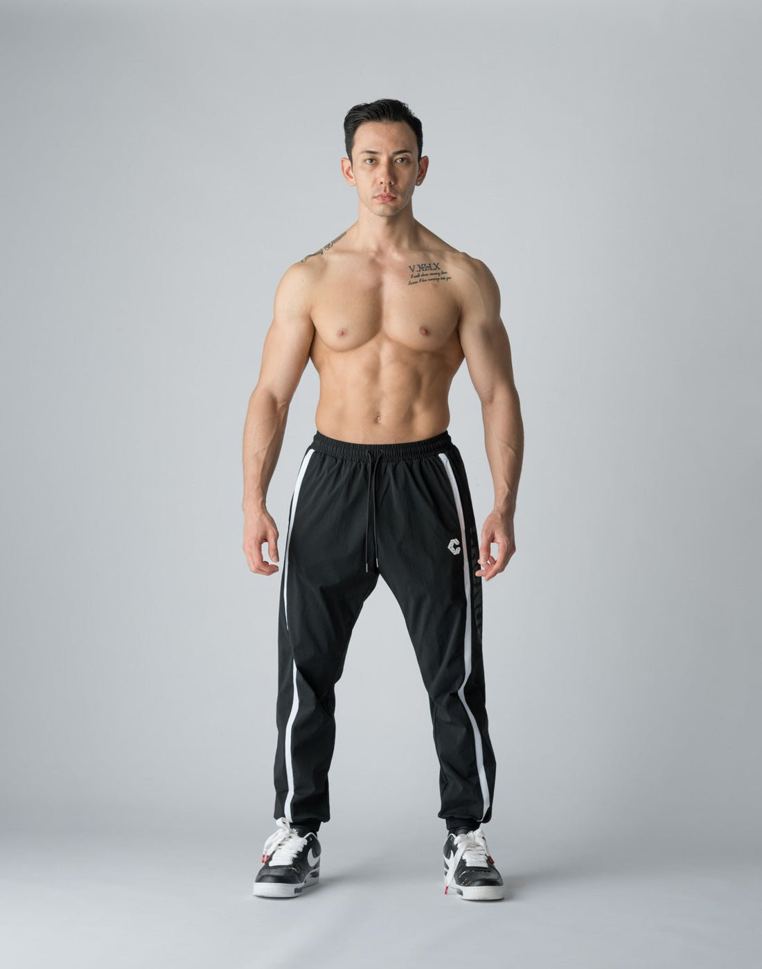 CRONOS 側邊標誌風衣長褲 (黑) - AROAK 機能健身服飾 | 專為健人打造