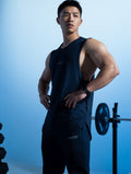 FluxFit™ 側開衩休閒背心 (黑) - AROAK 機能健身服飾 | 專為健人打造