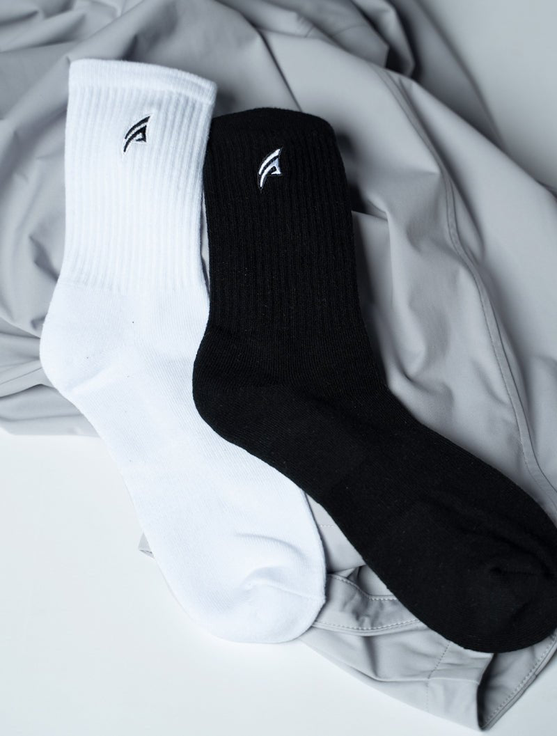 電繡LOGO中筒襪 (黑) - AROAK 機能健身服飾 | 專為健人打造