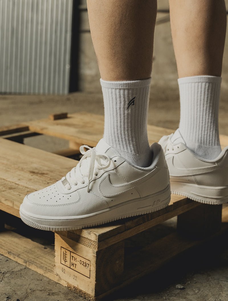 電繡LOGO中筒襪 (黑) - AROAK 機能健身服飾 | 專為健人打造