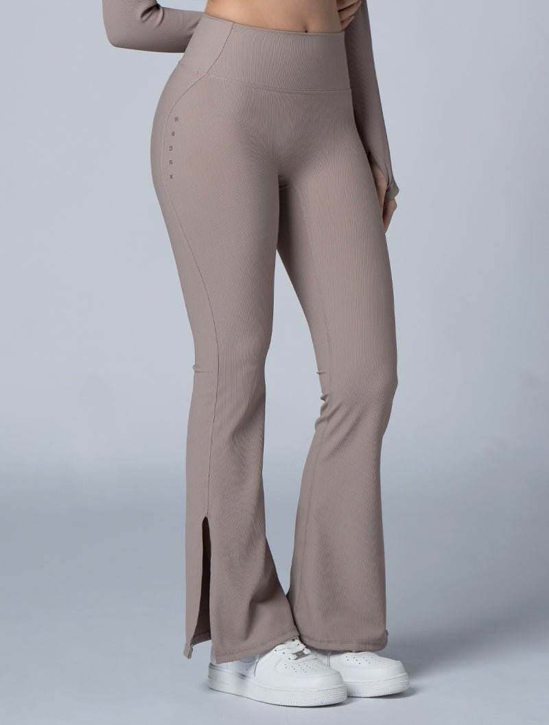 Lumin™S型蜜臀開衩喇叭瑜珈褲 24 - 2 (奶茶杏) - AROAK 機能健身服飾 | 專為健人打造