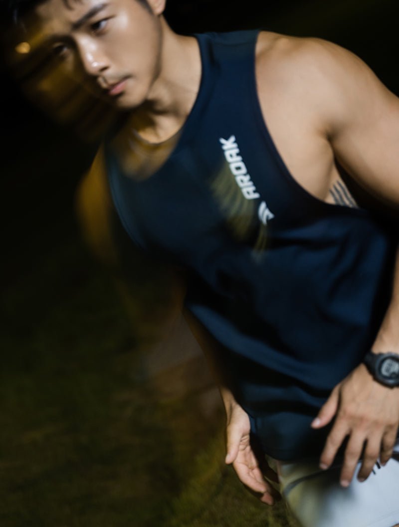 AirFlex™ 窄肩訓練背心 (鐵灰) - AROAK 機能健身服飾 | 專為健人打造