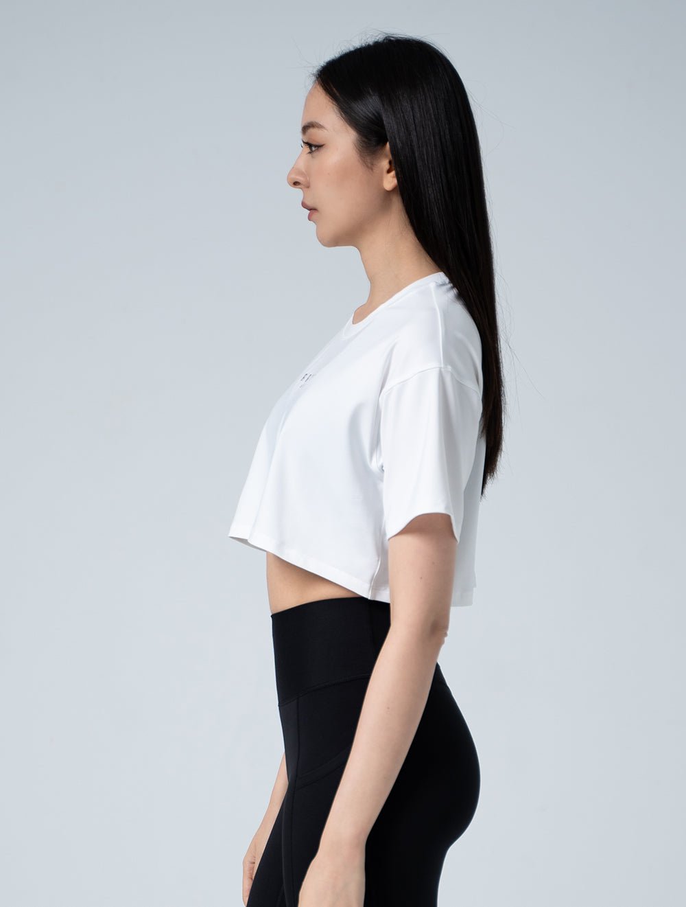 ArcTech™ 機能訓練寬鬆落肩短版上衣 (白) - AROAK 機能健身服飾 | 專為健人打造