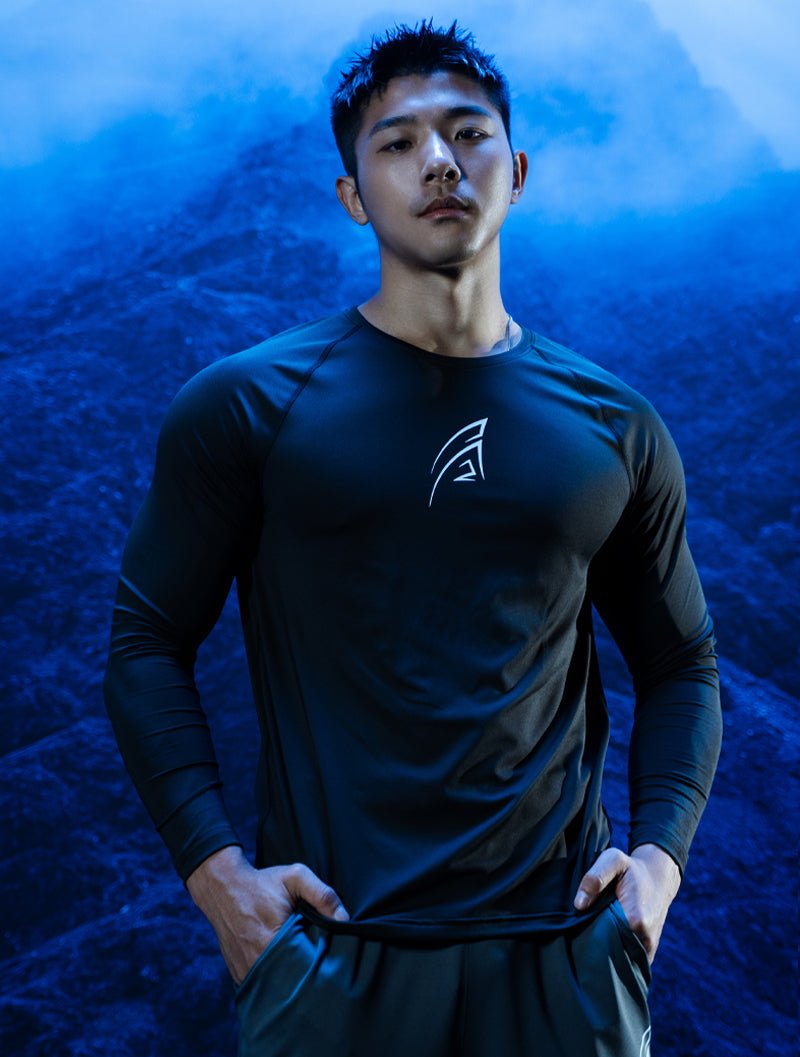 ArcTech™ 極簡核心拉克蘭袖機能上衣 (黑) - AROAK 機能健身服飾 | 專為健人打造