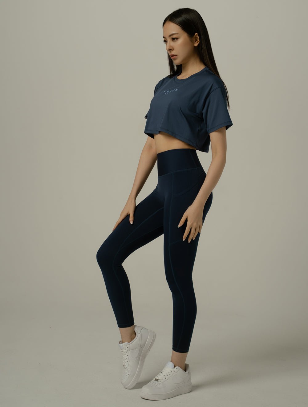 ArcTech™ 機能訓練寬鬆落肩短版上衣 (黑) - AROAK 機能健身服飾 | 專為健人打造