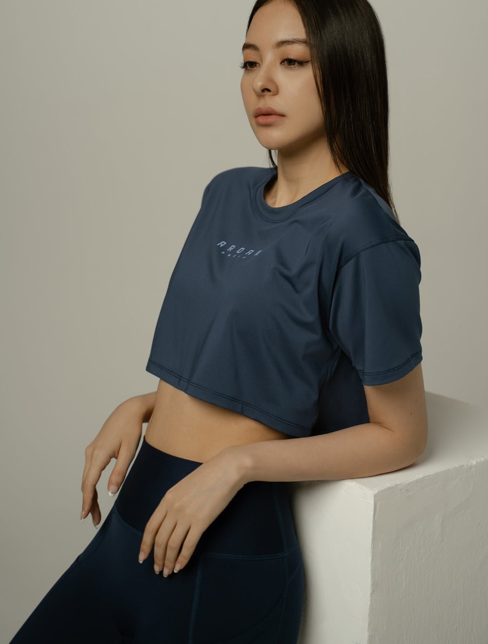 ArcTech™ 機能訓練寬鬆落肩短版上衣 (黑) - AROAK 機能健身服飾 | 專為健人打造