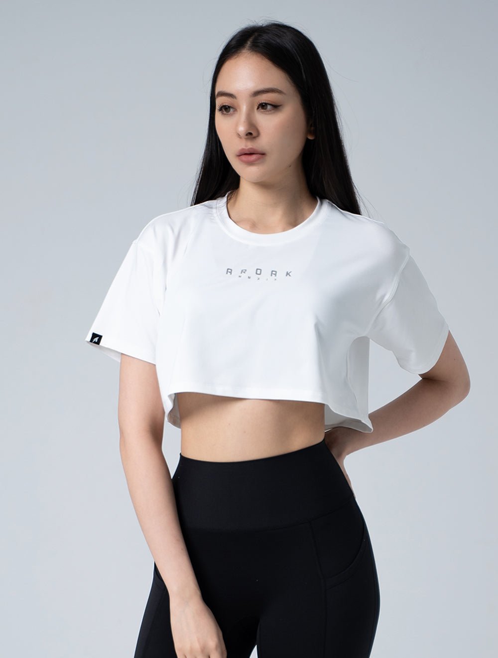 ArcTech™ 機能訓練寬鬆落肩短版上衣 (白) - AROAK 機能健身服飾 | 專為健人打造