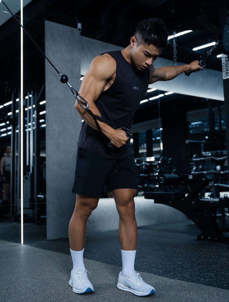 ArcTech™ Essential 剪接弧襬背心 (黑) - AROAK 機能健身服飾 | 專為健人打造