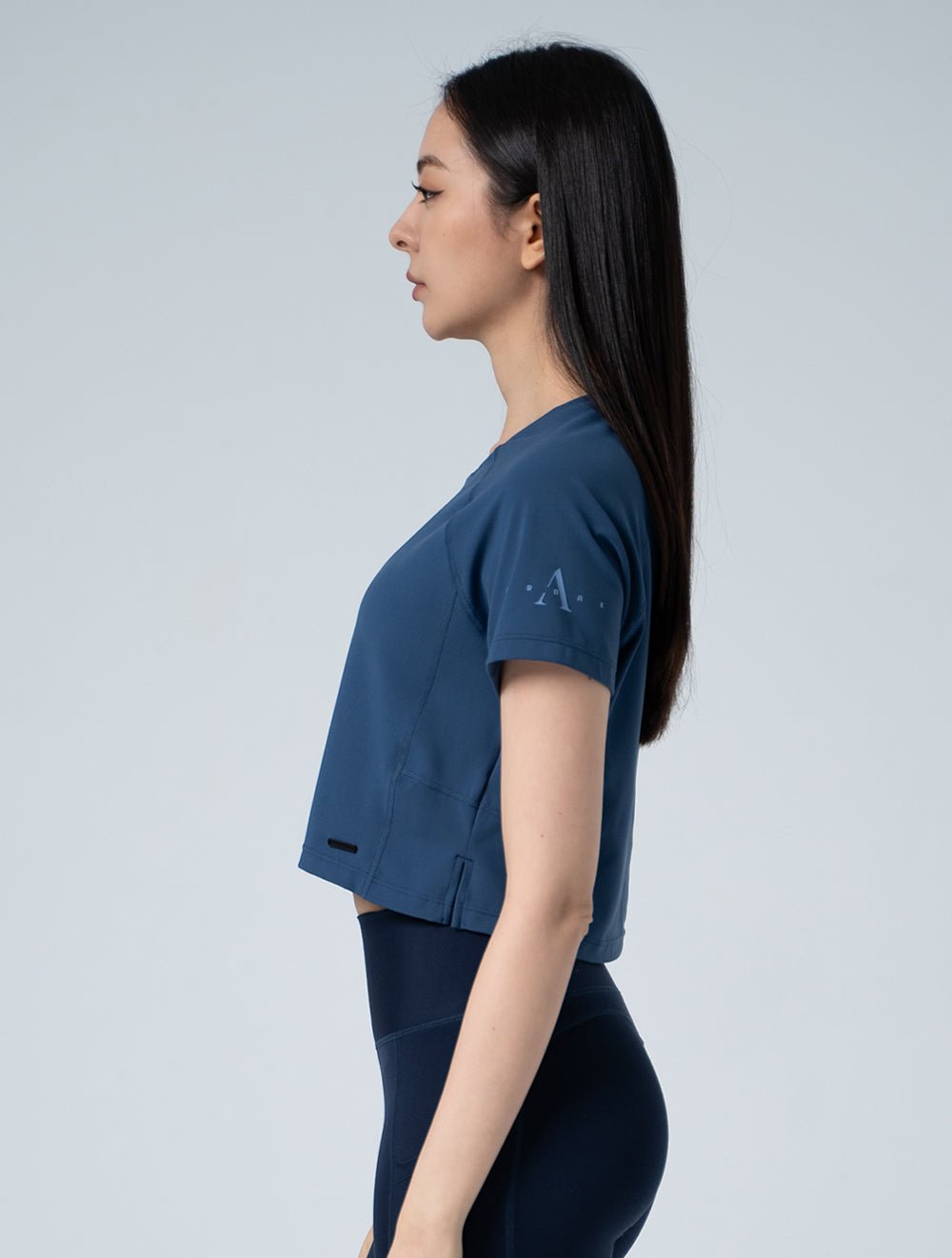 FluxFit™ 拉克蘭袖剪接短版上衣25 - 2 (斜紋藍) - AROAK 機能健身服飾 | 專為健人打造