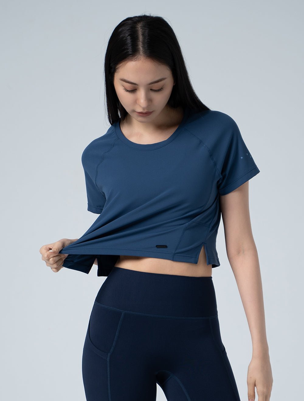 FluxFit™ 拉克蘭袖剪接短版上衣25 - 2 (斜紋藍) - AROAK 機能健身服飾 | 專為健人打造