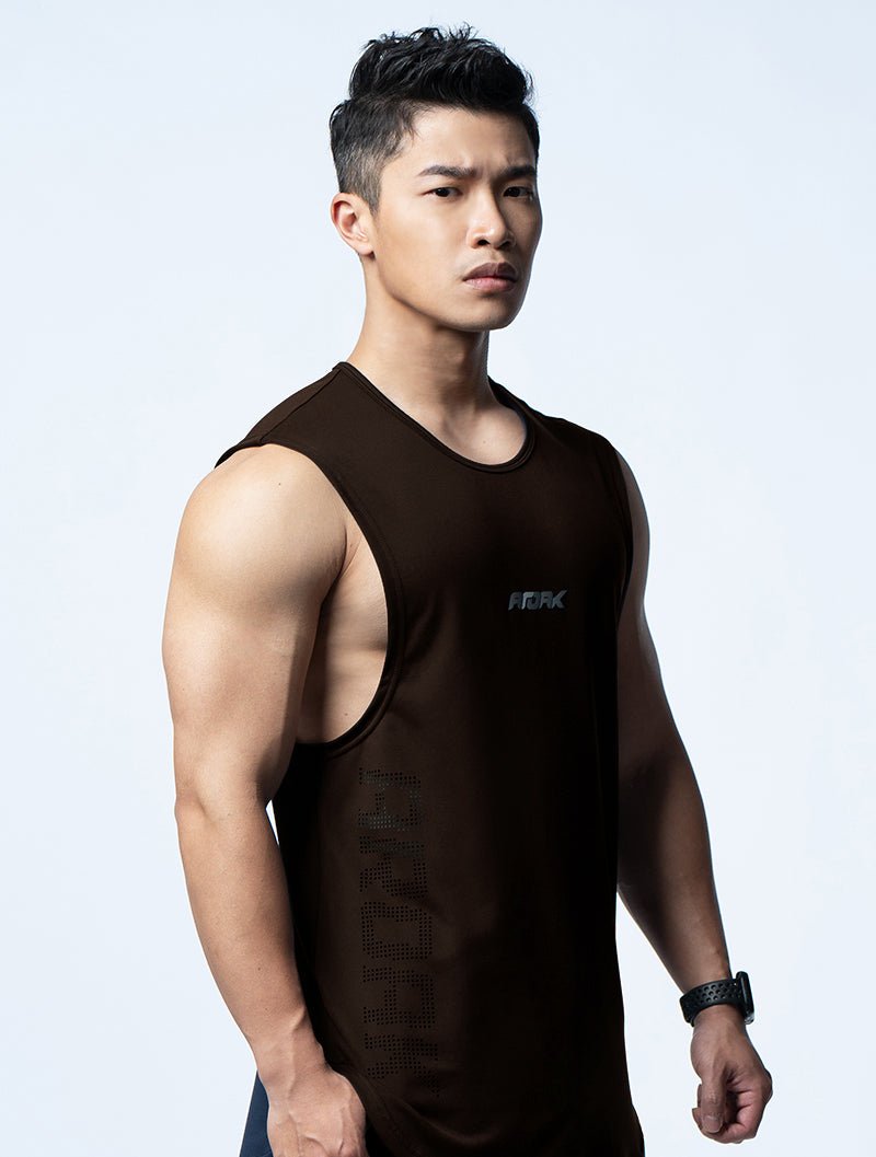 FluxFit™ 側開衩休閒背心 (杉木棕) - AROAK 機能健身服飾 | 專為健人打造