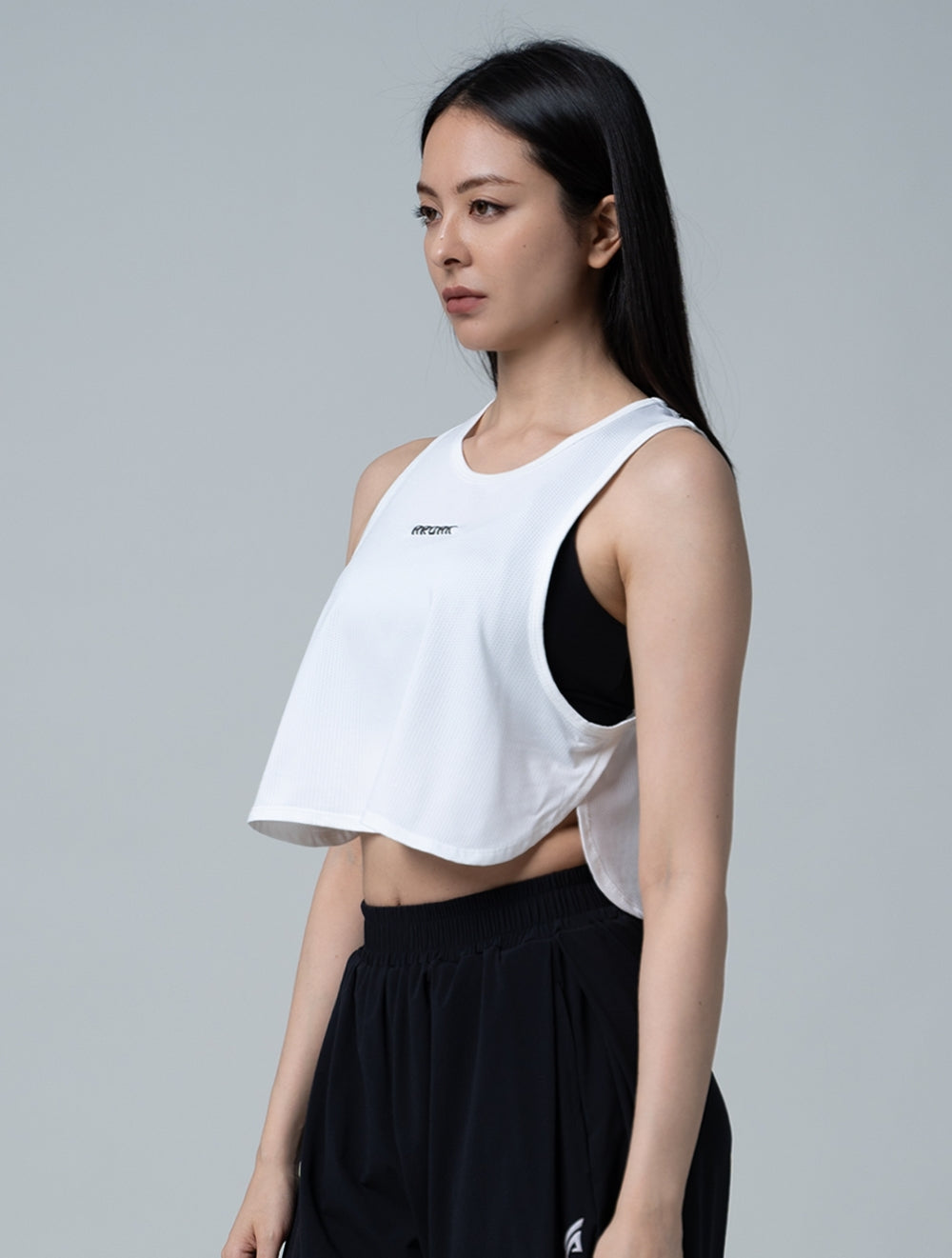 TuckAir™ 輕感短版背心# (白)