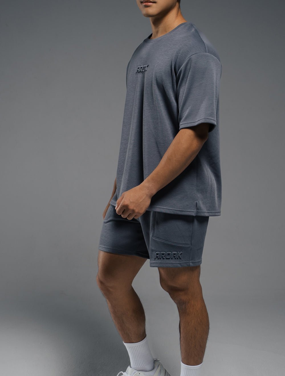 立體 LOGO 寬版休閒短袖上衣 (黑) - AROAK 機能健身服飾 | 專為健人打造