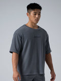 立體 LOGO 寬版休閒短袖上衣 (水泥灰) - AROAK 機能健身服飾 | 專為健人打造