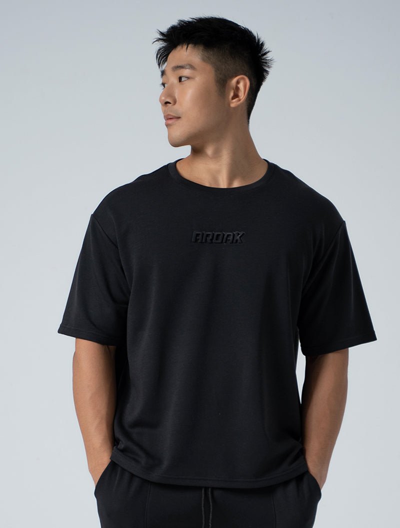 立體 LOGO 寬版休閒短袖上衣 (黑) - AROAK 機能健身服飾 | 專為健人打造