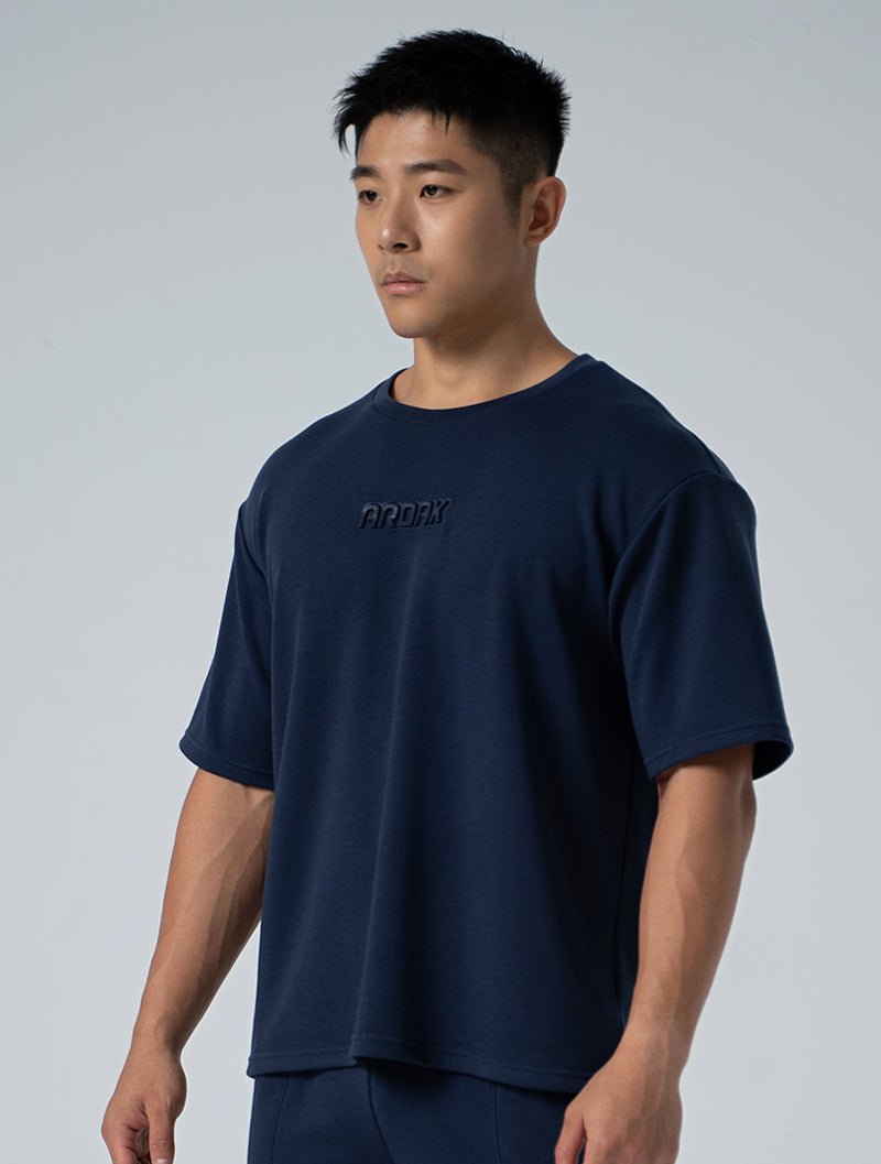 立體 LOGO 寬版休閒短袖上衣 (深藍) - AROAK 機能健身服飾 | 專為健人打造