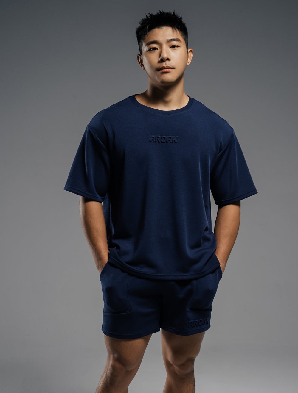 立體 LOGO 寬版休閒短袖上衣 (黑) - AROAK 機能健身服飾 | 專為健人打造