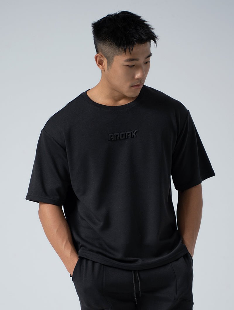 立體 LOGO 寬版休閒短袖上衣 (黑) - AROAK 機能健身服飾 | 專為健人打造