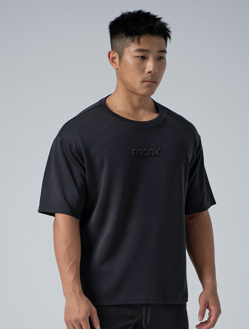 立體 LOGO 寬版休閒短袖上衣 (黑) - AROAK 機能健身服飾 | 專為健人打造