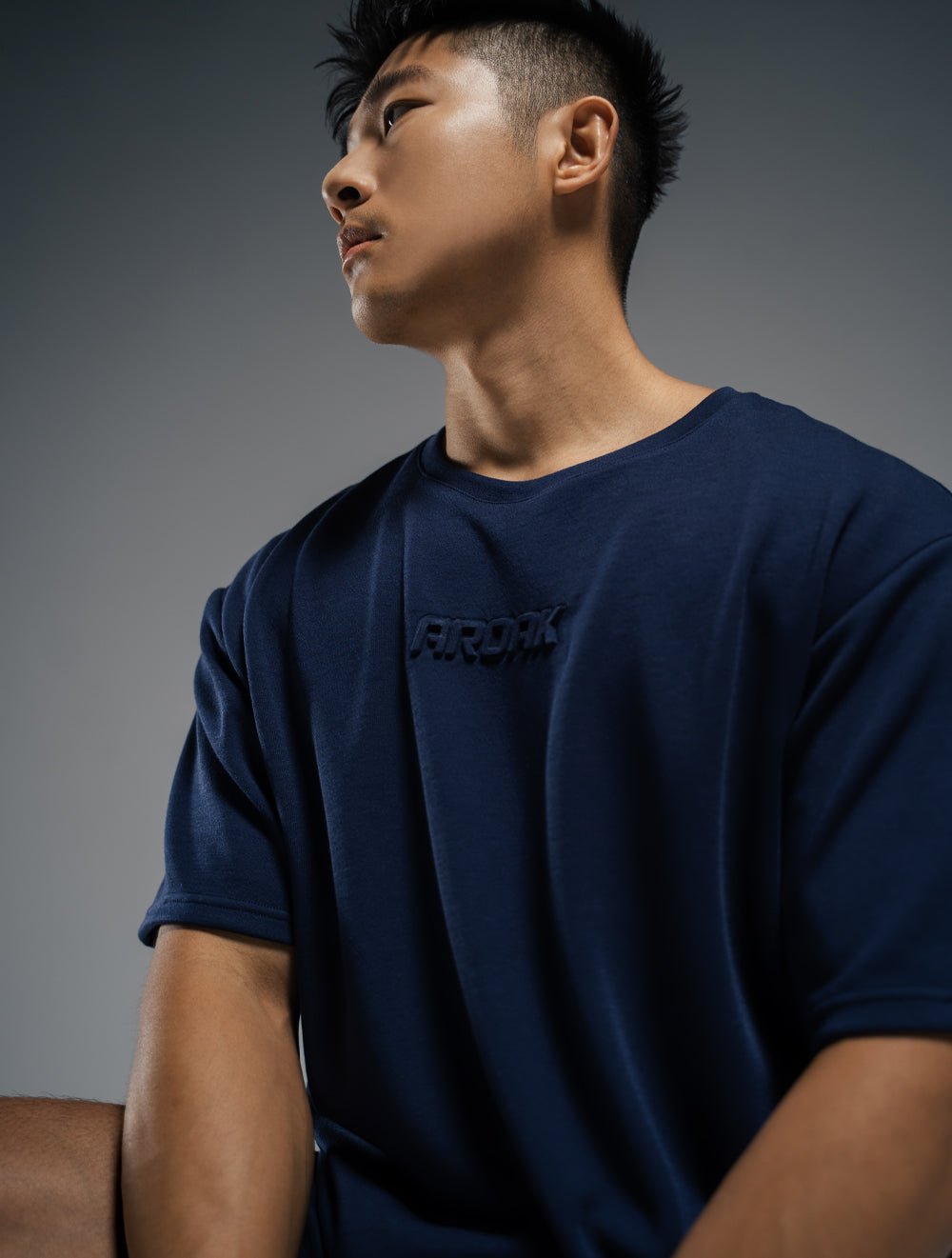 立體 LOGO 寬版休閒短袖上衣 (黑) - AROAK 機能健身服飾 | 專為健人打造