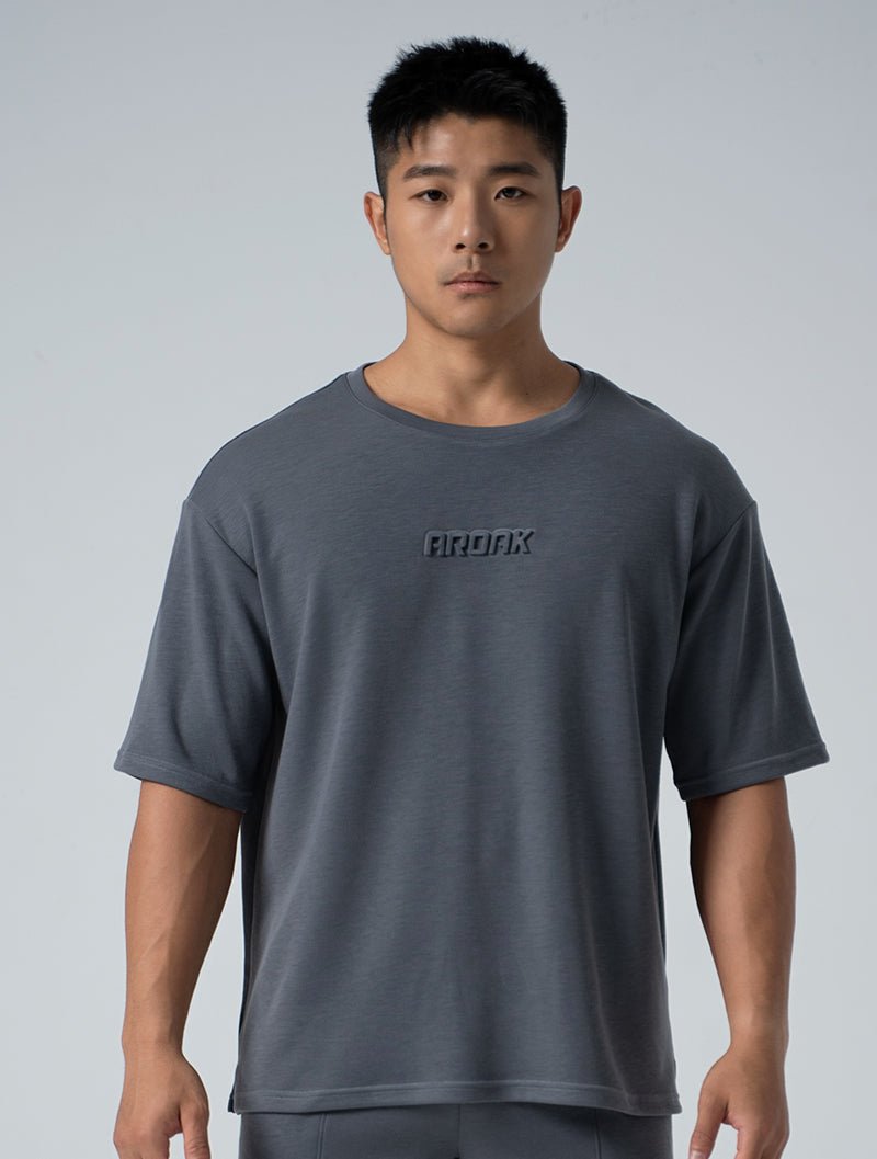 立體 LOGO 寬版休閒短袖上衣 (水泥灰) - AROAK 機能健身服飾 | 專為健人打造