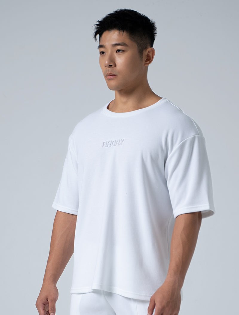 立體 LOGO 寬版休閒短袖上衣 (白) - AROAK 機能健身服飾 | 專為健人打造
