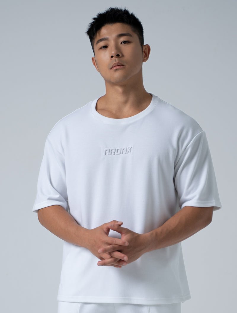 立體 LOGO 寬版休閒短袖上衣 (白) - AROAK 機能健身服飾 | 專為健人打造