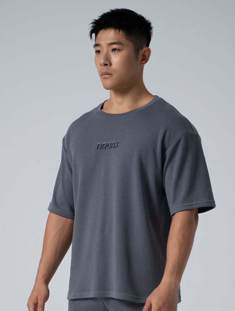 立體 LOGO 寬版休閒短袖上衣 (水泥灰) - AROAK 機能健身服飾 | 專為健人打造