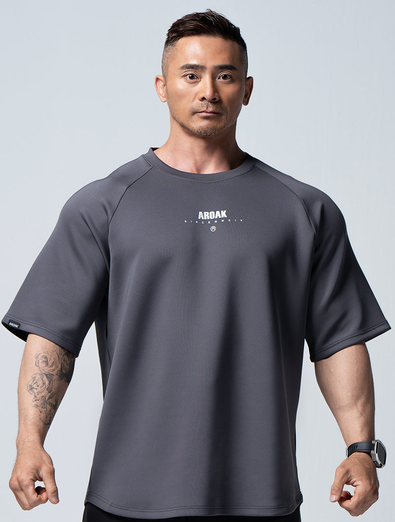 AirFlex™ 對決 OVERSIZED拉克蘭袖上衣 (鐵灰)