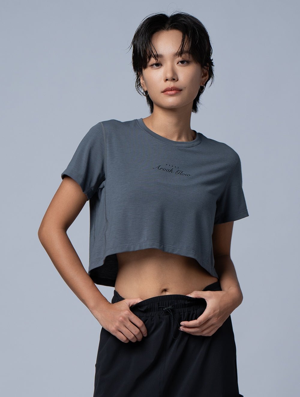 TENCEL™-SGL 動感流線短版上衣 (水泥灰) - AROAK 機能健身服飾 | 專為健人打造