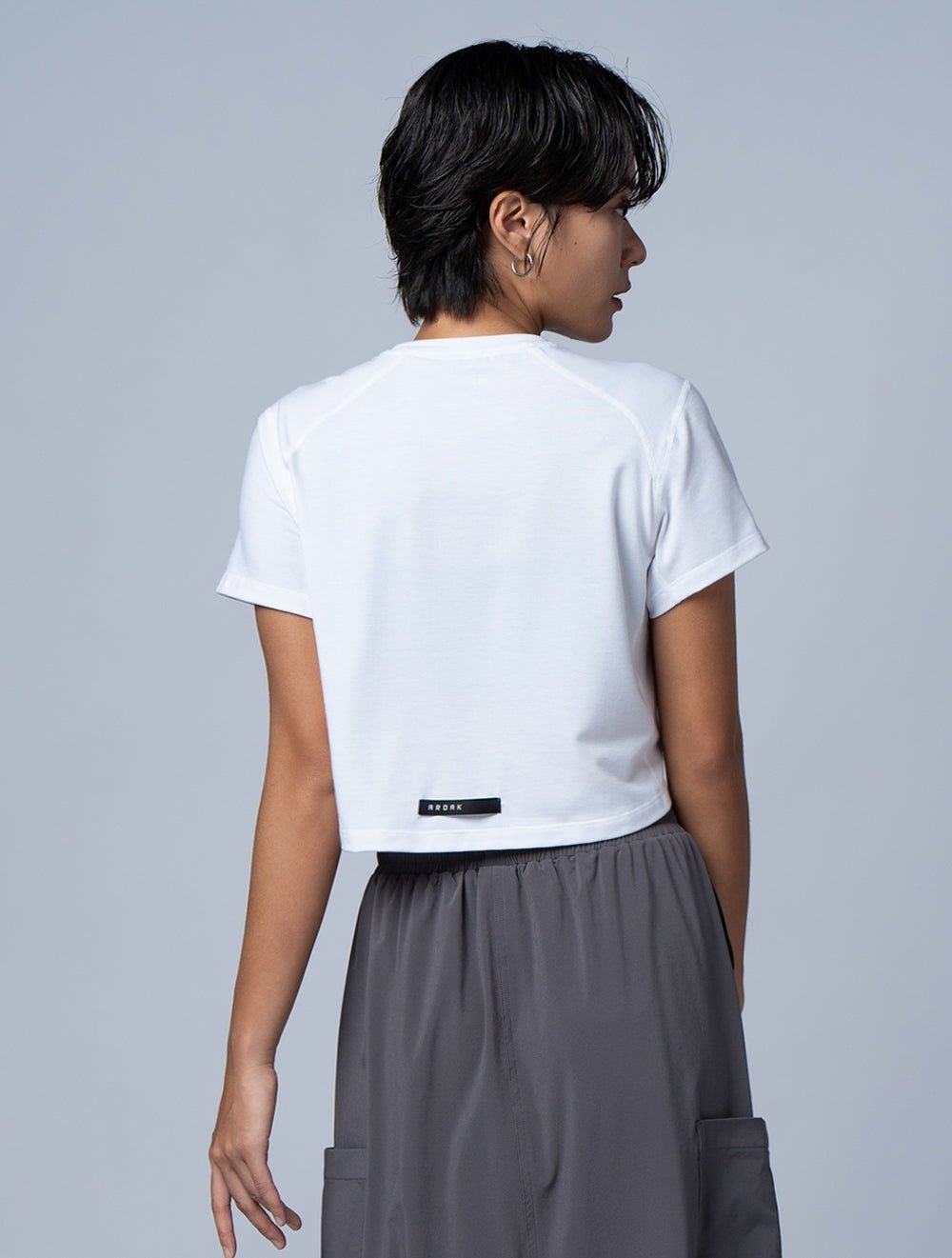 TENCEL™-SGL 動感流線短版上衣 (白) - AROAK 機能健身服飾 | 專為健人打造
