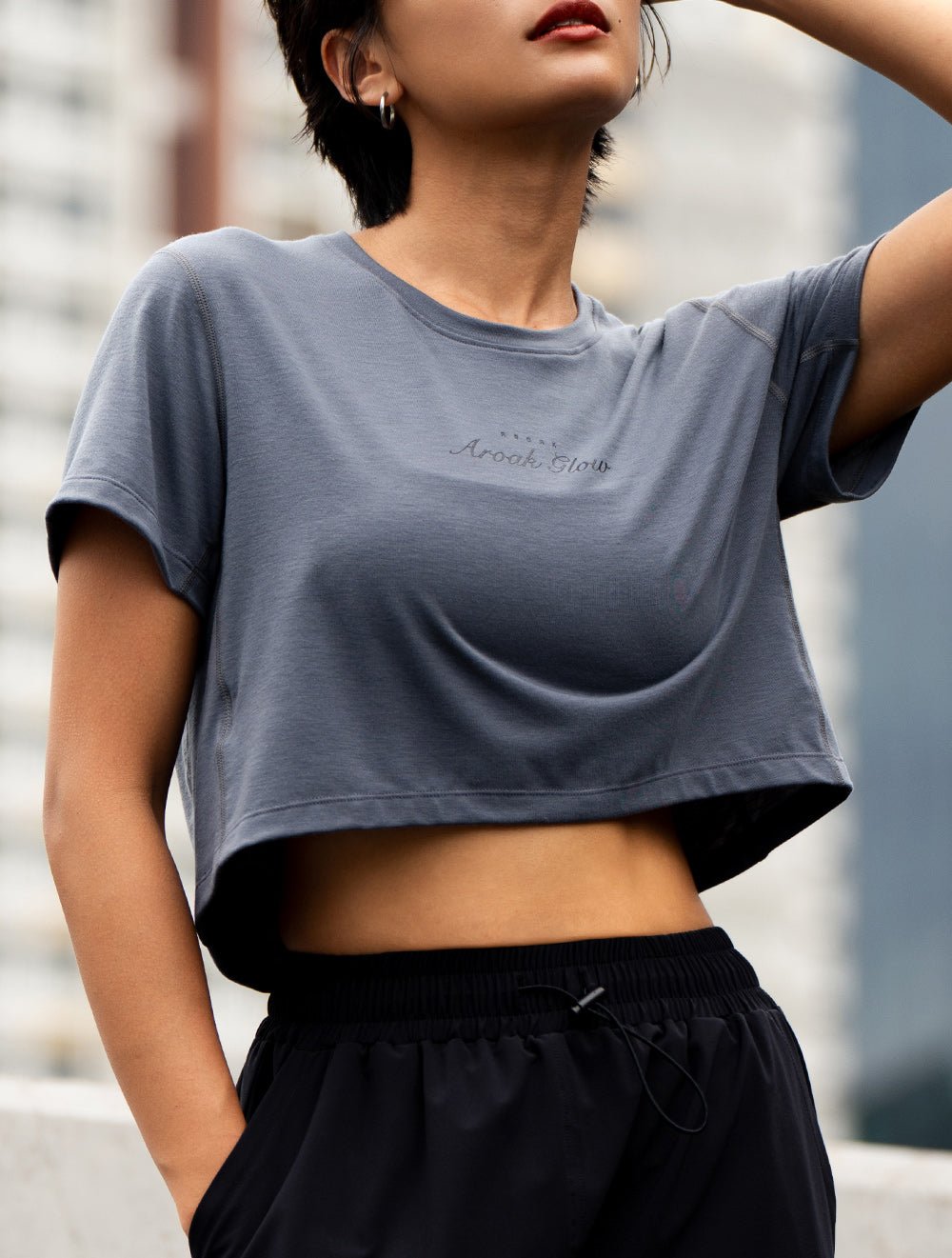 TENCEL™-SGL 動感流線短版上衣 (黑) - AROAK 機能健身服飾 | 專為健人打造