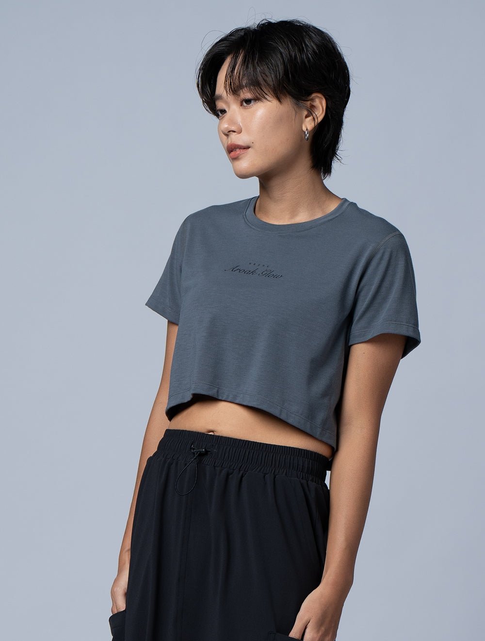 TENCEL™-SGL 動感流線短版上衣 (水泥灰) - AROAK 機能健身服飾 | 專為健人打造