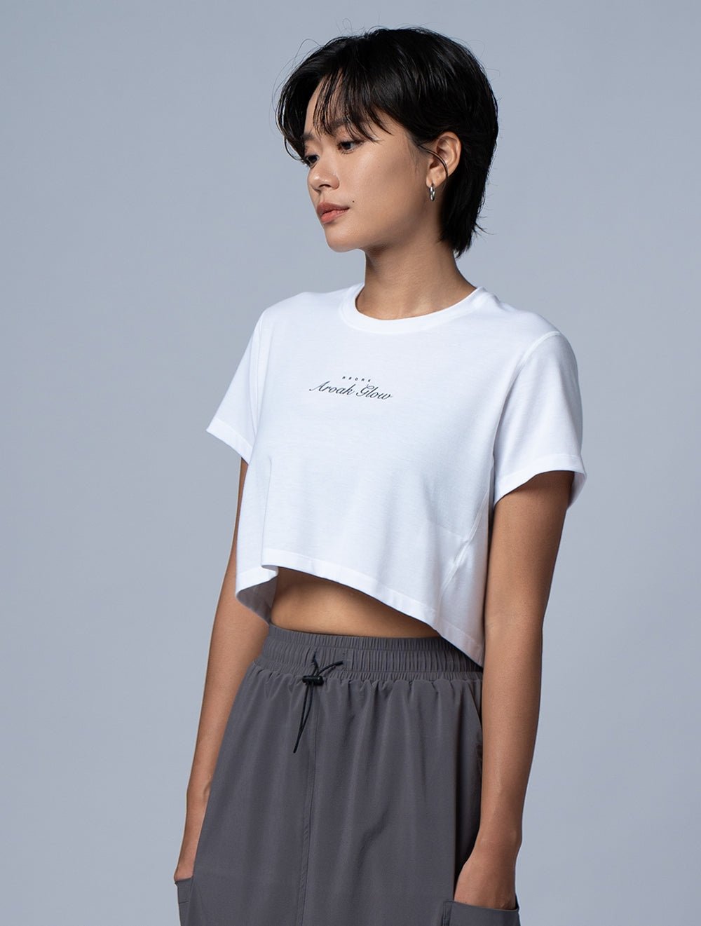 TENCEL™-SGL 動感流線短版上衣 (白) - AROAK 機能健身服飾 | 專為健人打造