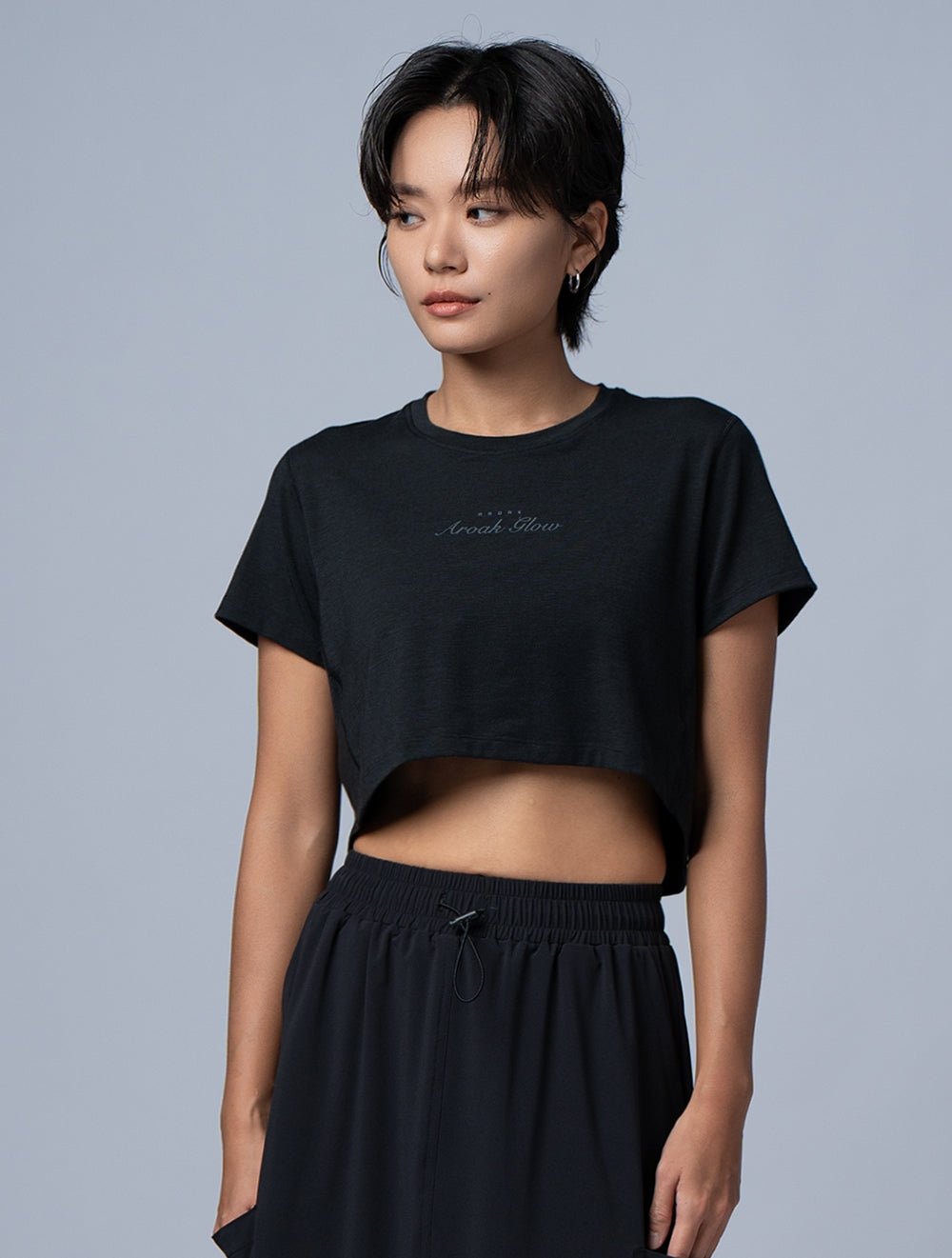 TENCEL™-SGL 動感流線短版上衣 (黑) - AROAK 機能健身服飾 | 專為健人打造