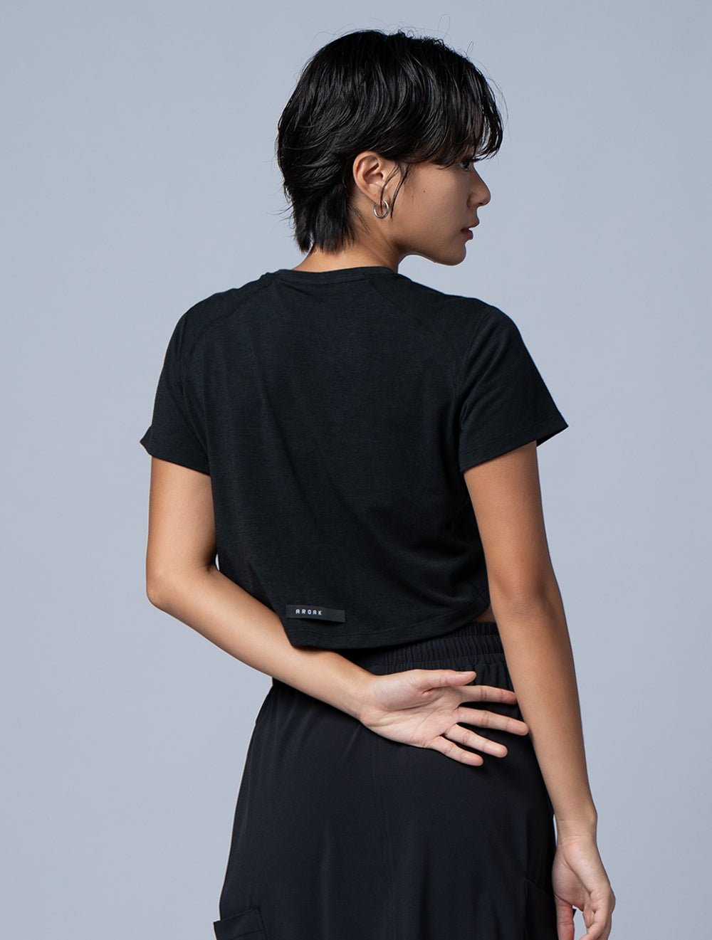 TENCEL™-SGL 動感流線短版上衣 (黑) - AROAK 機能健身服飾 | 專為健人打造