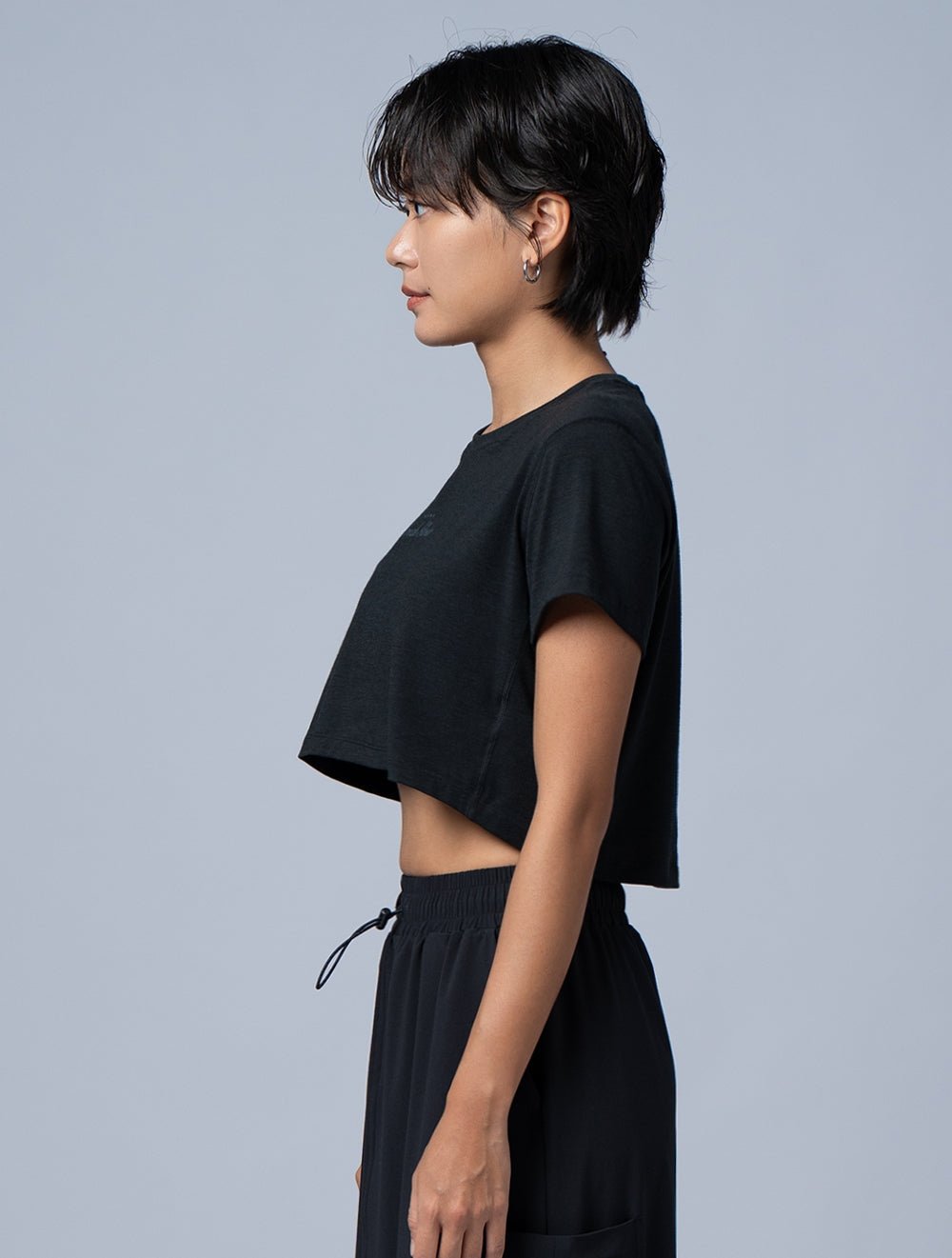 TENCEL™-SGL 動感流線短版上衣 (黑) - AROAK 機能健身服飾 | 專為健人打造