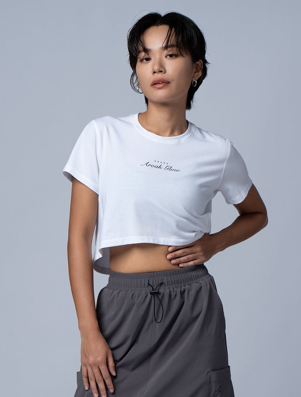 TENCEL™-SGL 動感流線短版上衣 (白) - AROAK 機能健身服飾 | 專為健人打造