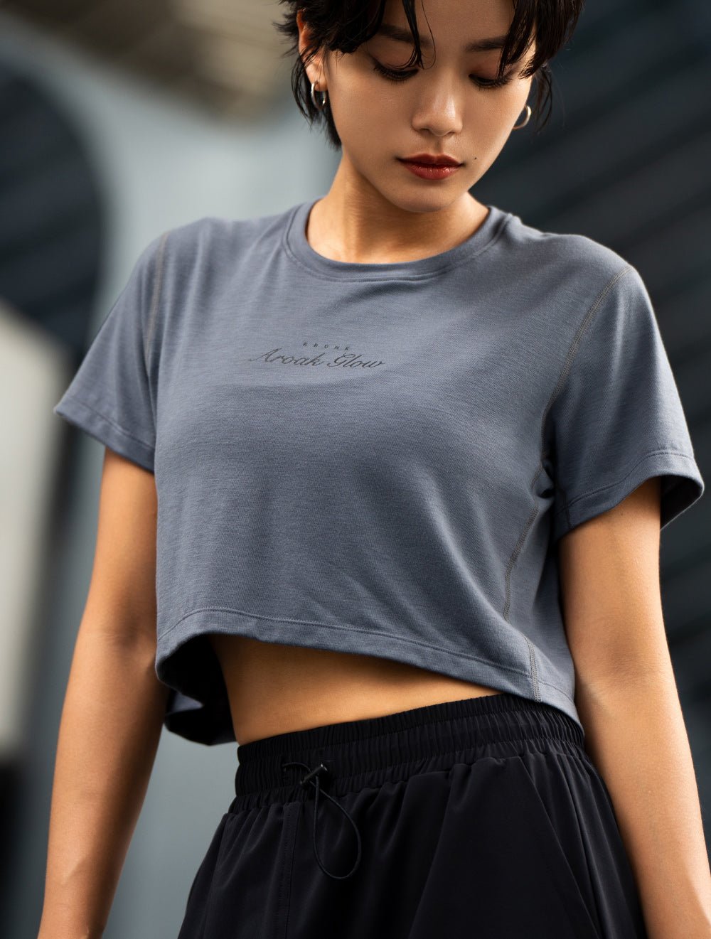 TENCEL™-SGL 動感流線短版上衣 (黑) - AROAK 機能健身服飾 | 專為健人打造