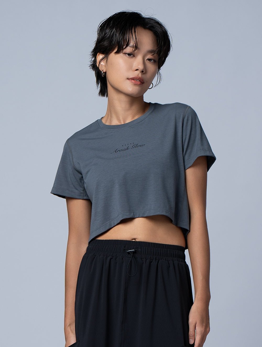 TENCEL™-SGL 動感流線短版上衣 (水泥灰) - AROAK 機能健身服飾 | 專為健人打造