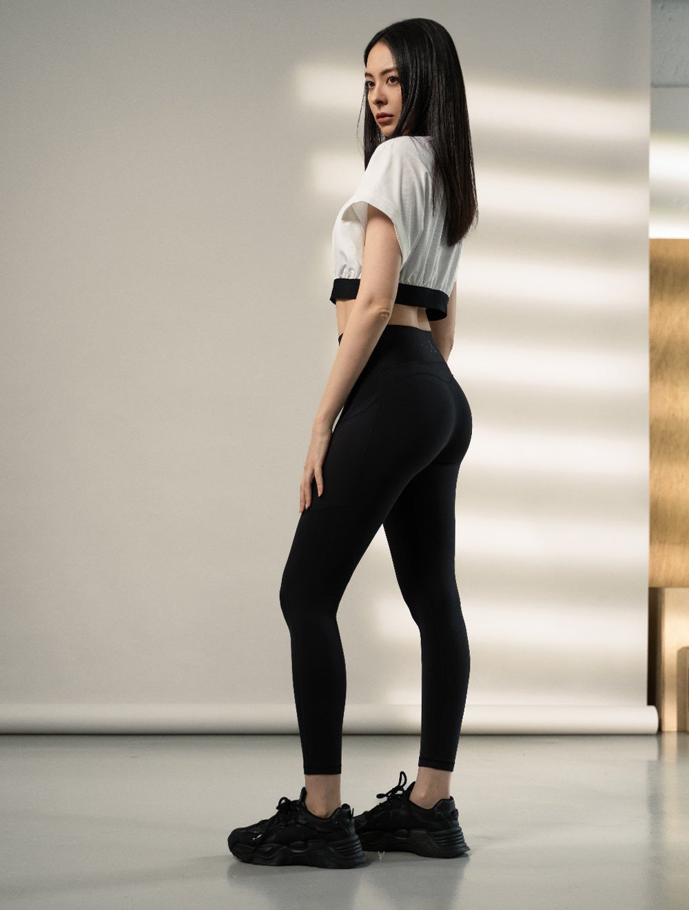 TuckAir™ 寬袖束口短版上衣 (黑) - AROAK 機能健身服飾 | 專為健人打造