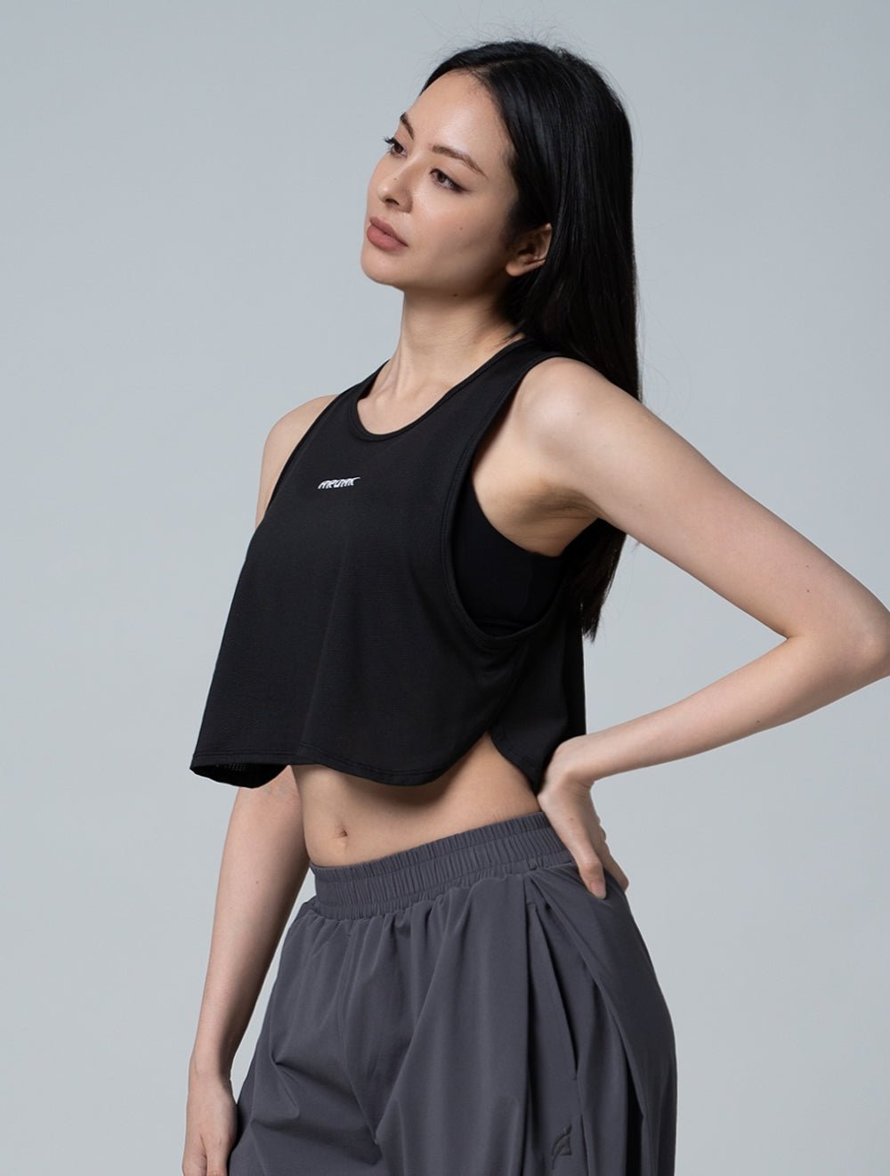 TuckAir™ 輕感短版背心 (黑) - AROAK 機能健身服飾 | 專為健人打造