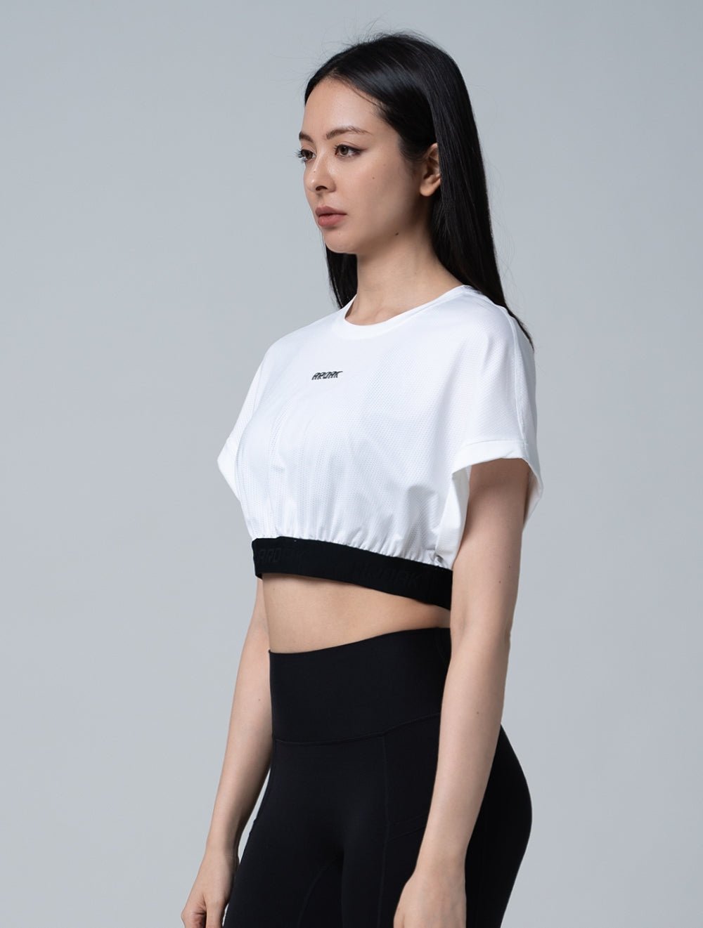 TuckAir™ 寬袖束口短版上衣 (白) - AROAK 機能健身服飾 | 專為健人打造