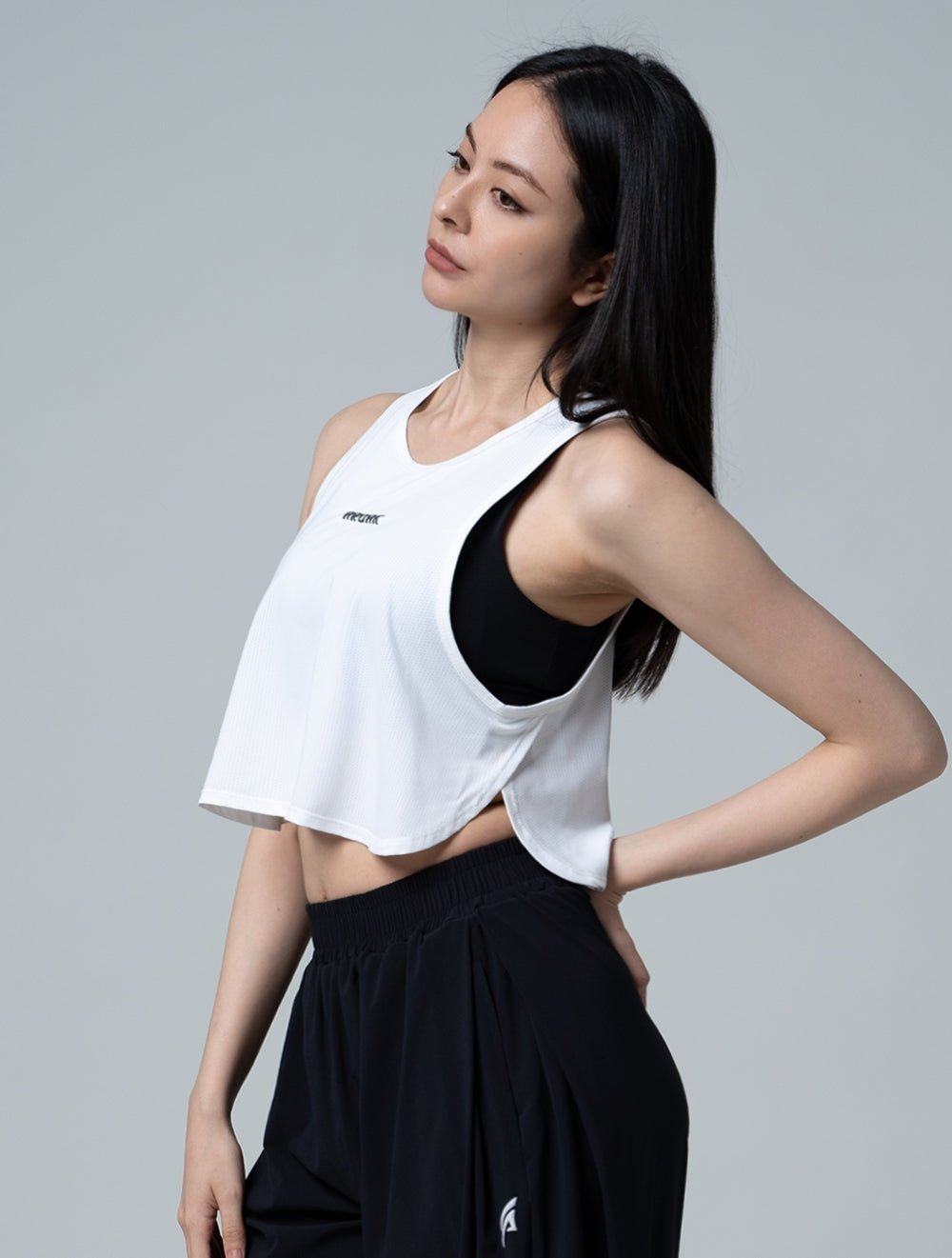 TuckAir™ 輕感短版背心 (白) - AROAK 機能健身服飾 | 專為健人打造