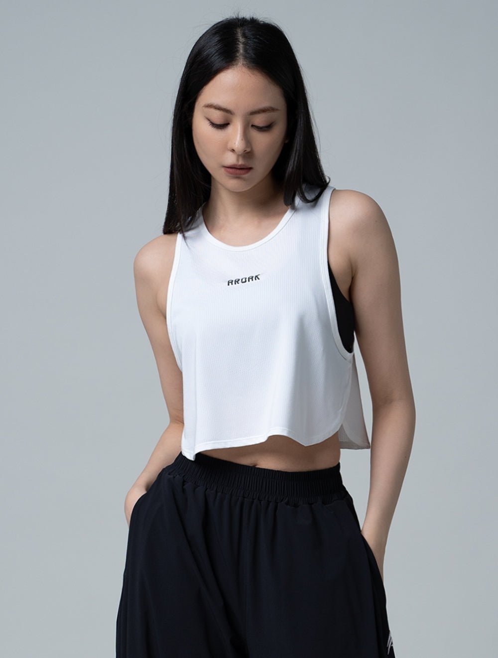 TuckAir™ 輕感短版背心 (白) - AROAK 機能健身服飾 | 專為健人打造